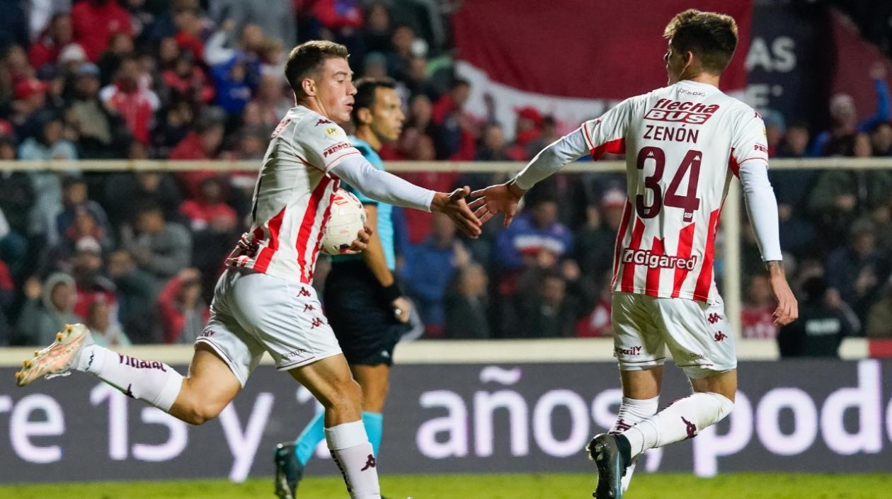 Jugadores de Unión de Santa Fe celebran un gol. 