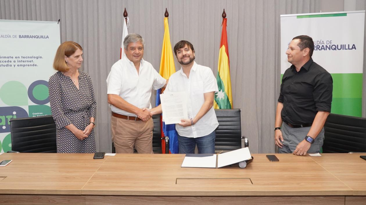 Abby Daniell, gerente para Latam, Canadá y Caribe de Amazon WS, izquierda; Jorge Silva Luján, Country Manager AWS; el alcalde Jaime Pumarejo y el gerente TIC Jaime Criales.