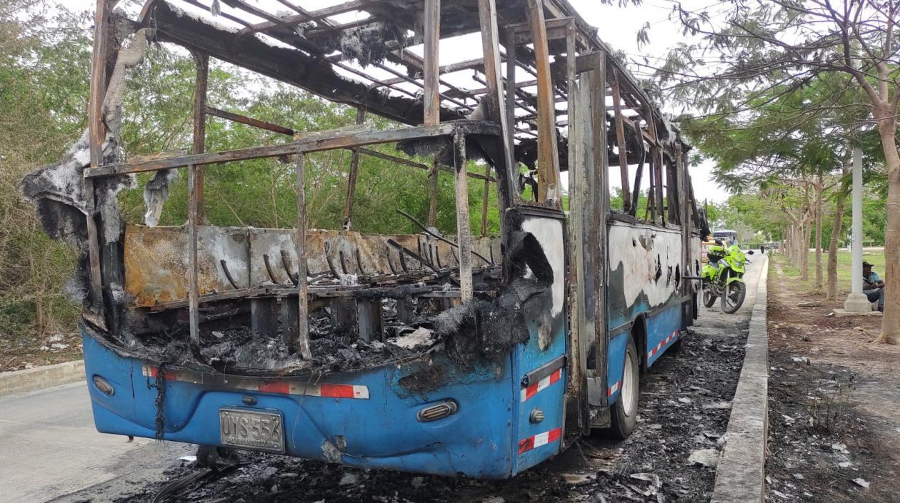 Estado en que quedó el bus urbano incendiado.