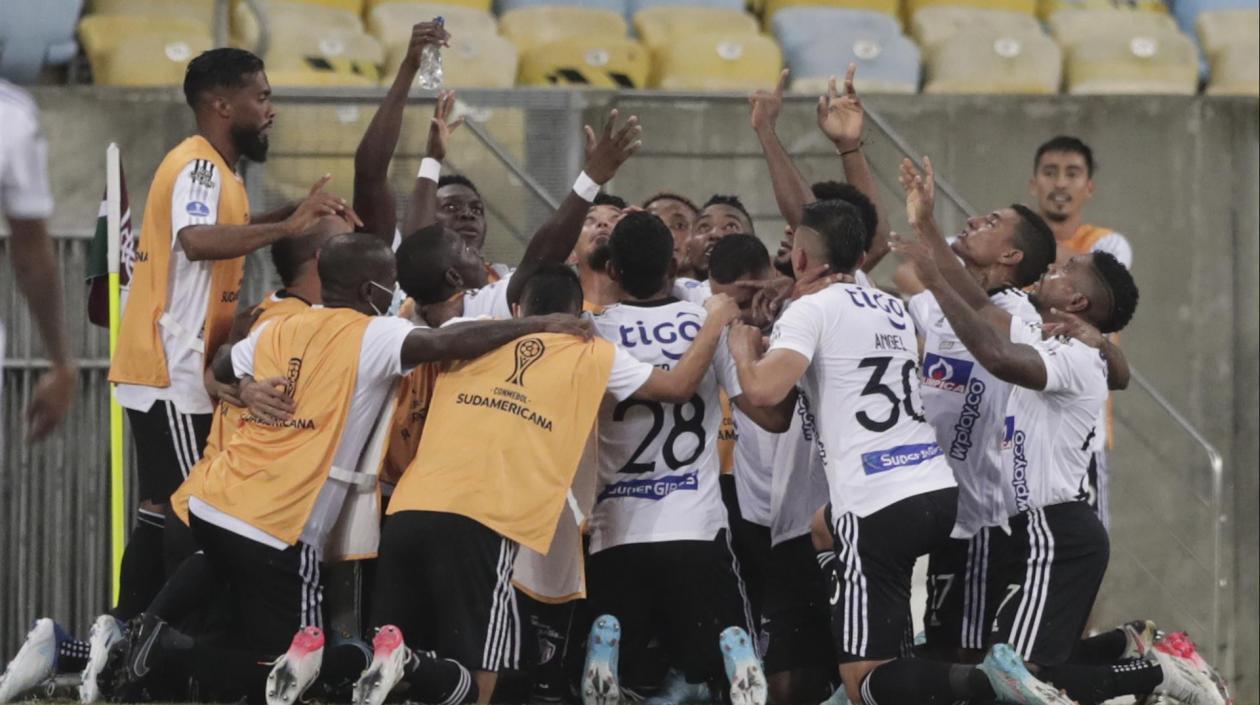 Jugadores de Junior celebran el gol en el Maracaná. 