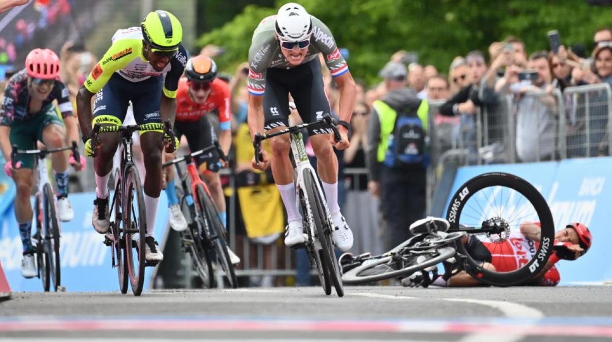 Van der Poel se impone en la línea de meta. 