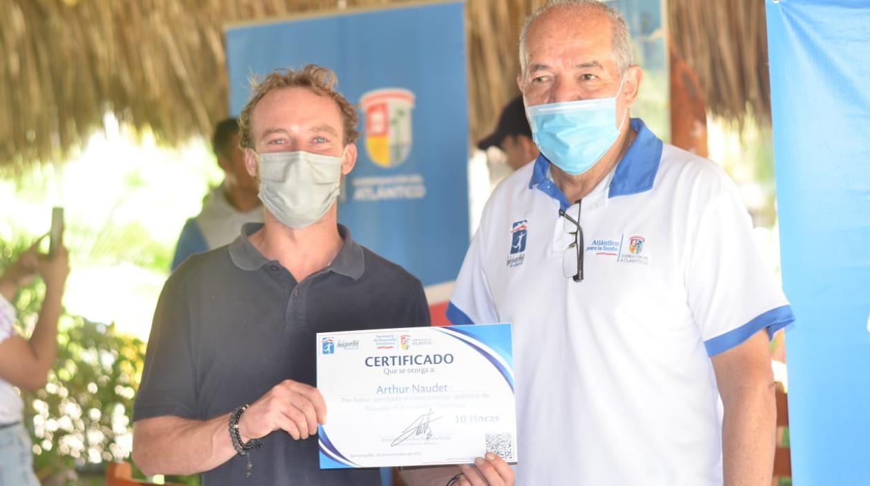 Abdala Villa entrega el certificado a uno de los beneficiados del programa. 