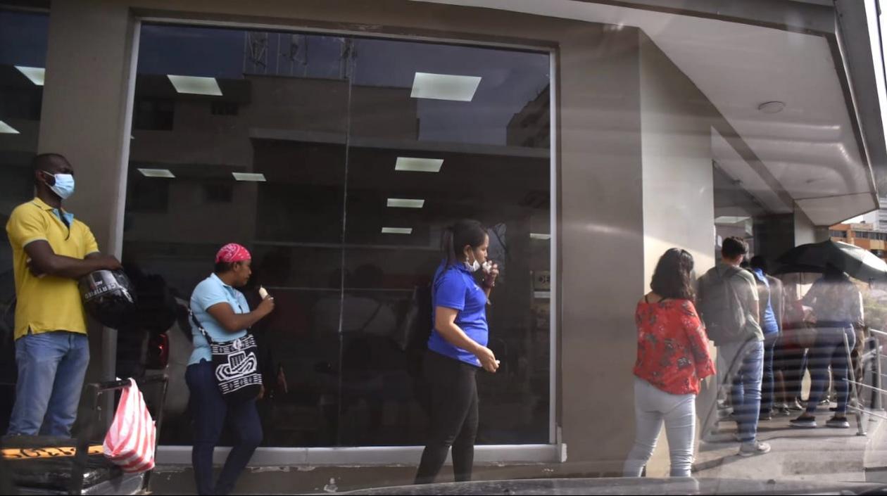 Una larga fila para reclamar medicamentos.