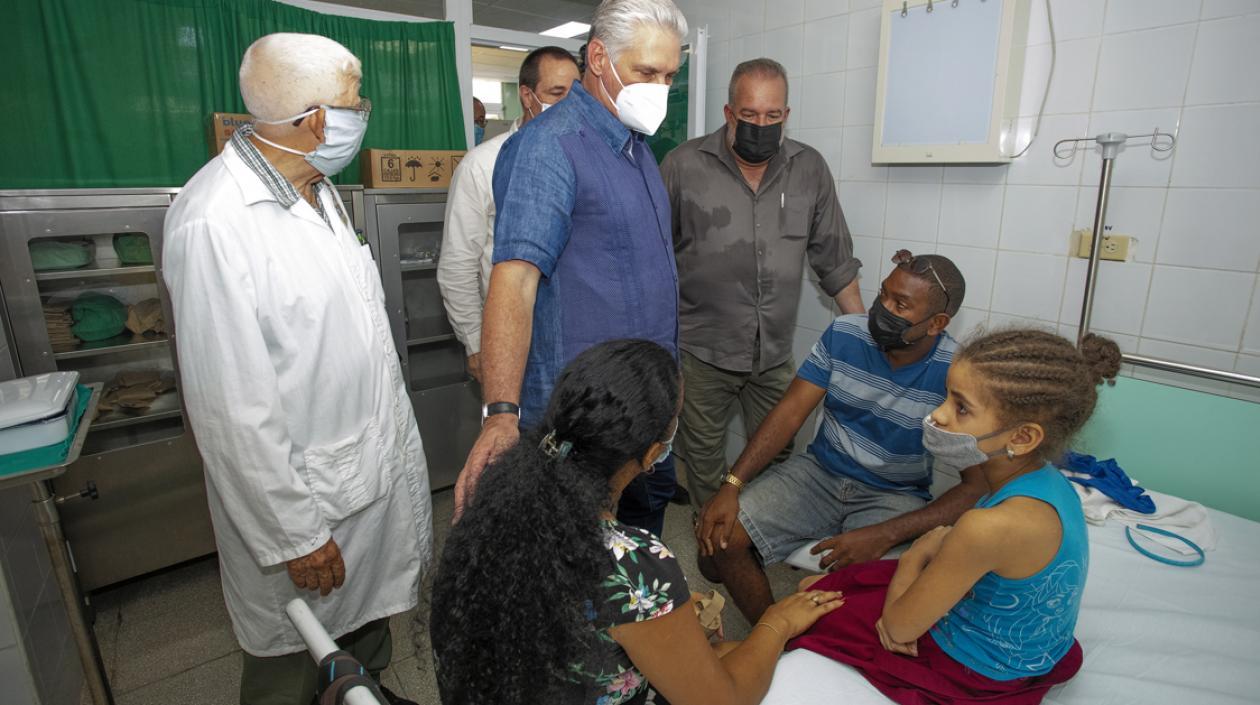 Presidente de Cuba, Miguel Díaz-Canel, visita a una de las niñas lesionadas.