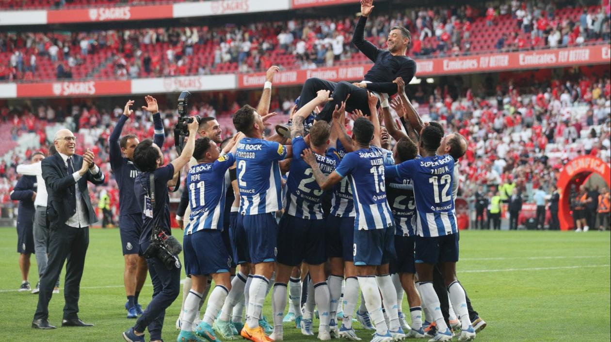 Jugadores del Porto celebran con su entrenador Sérgio Conceição.