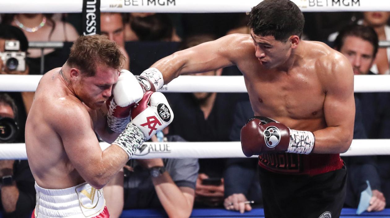 Dmitry Bivol golpeando el rostro de Saúl 'Canelo' Álvarez.