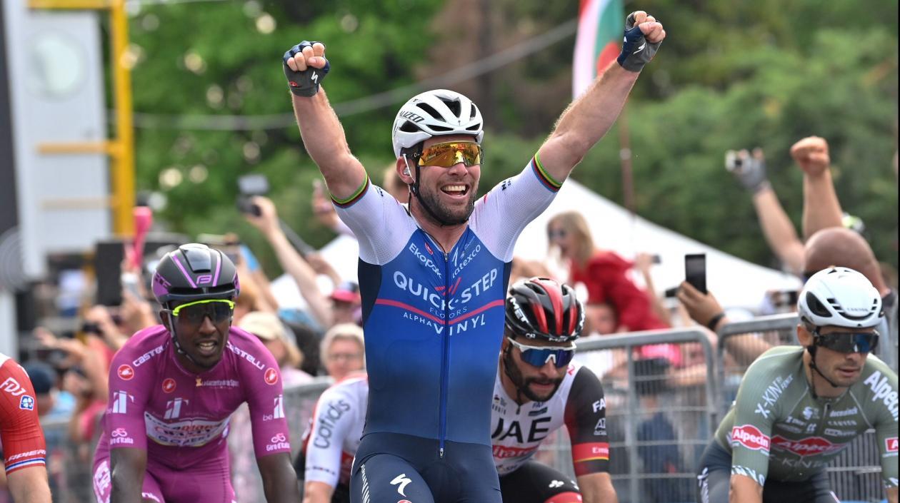 Mark Cavendish festeja el triunfo en la línea de meta. 