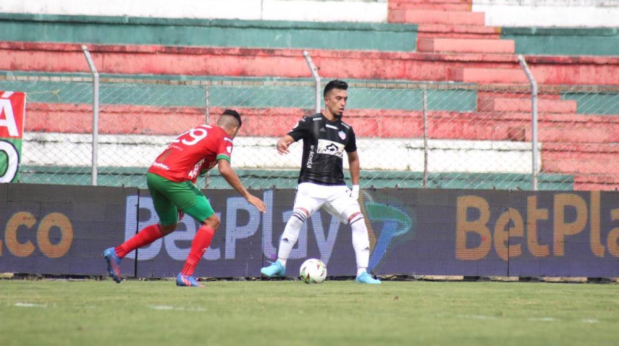 Fernando Uribe enfrentando la marca de Edwin Laszo.