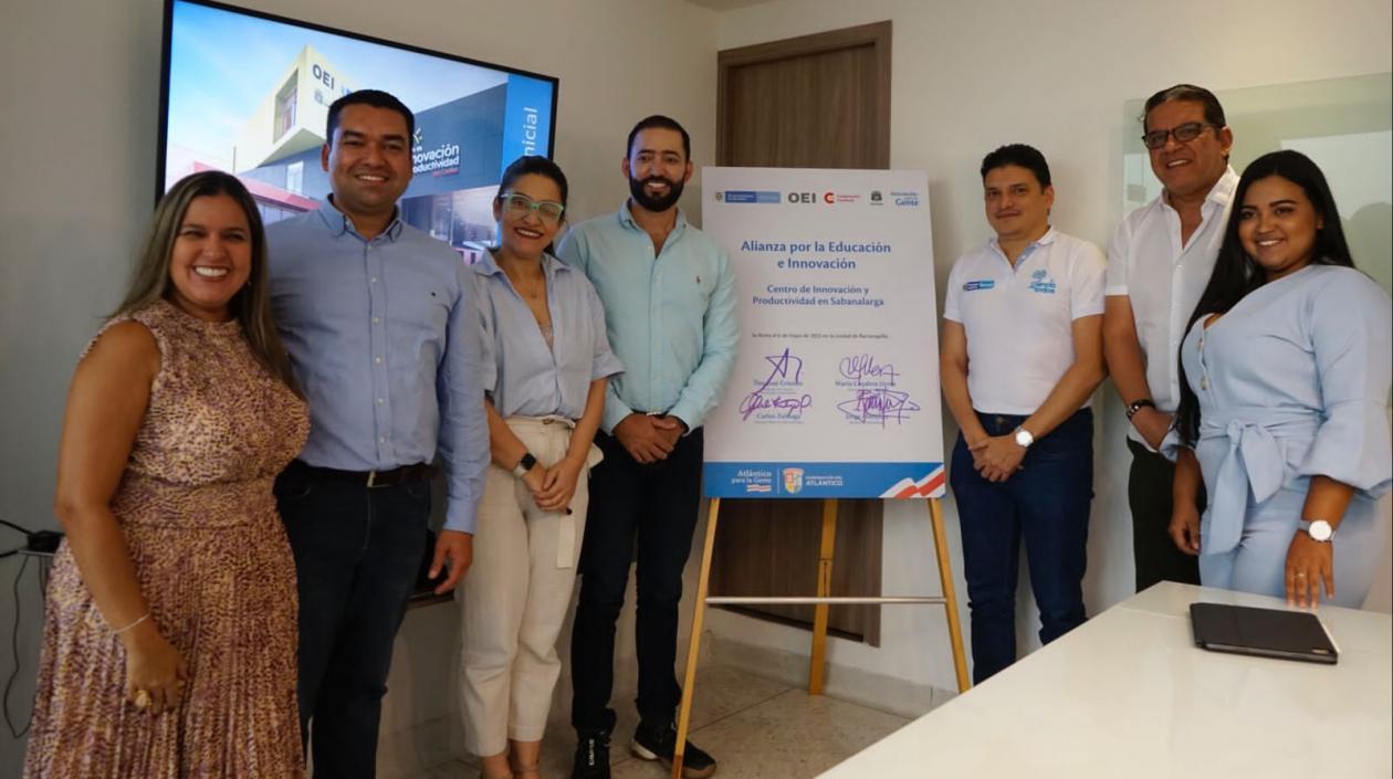 Momento de la firma de la alianza.