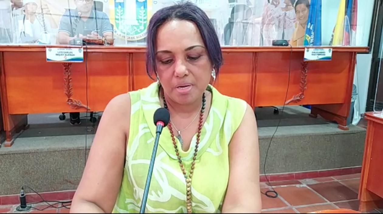 La Secretaria General de la Alcaldía de Soledad Amalfi Gaviria, socializando el proyecto en el Concejo.
