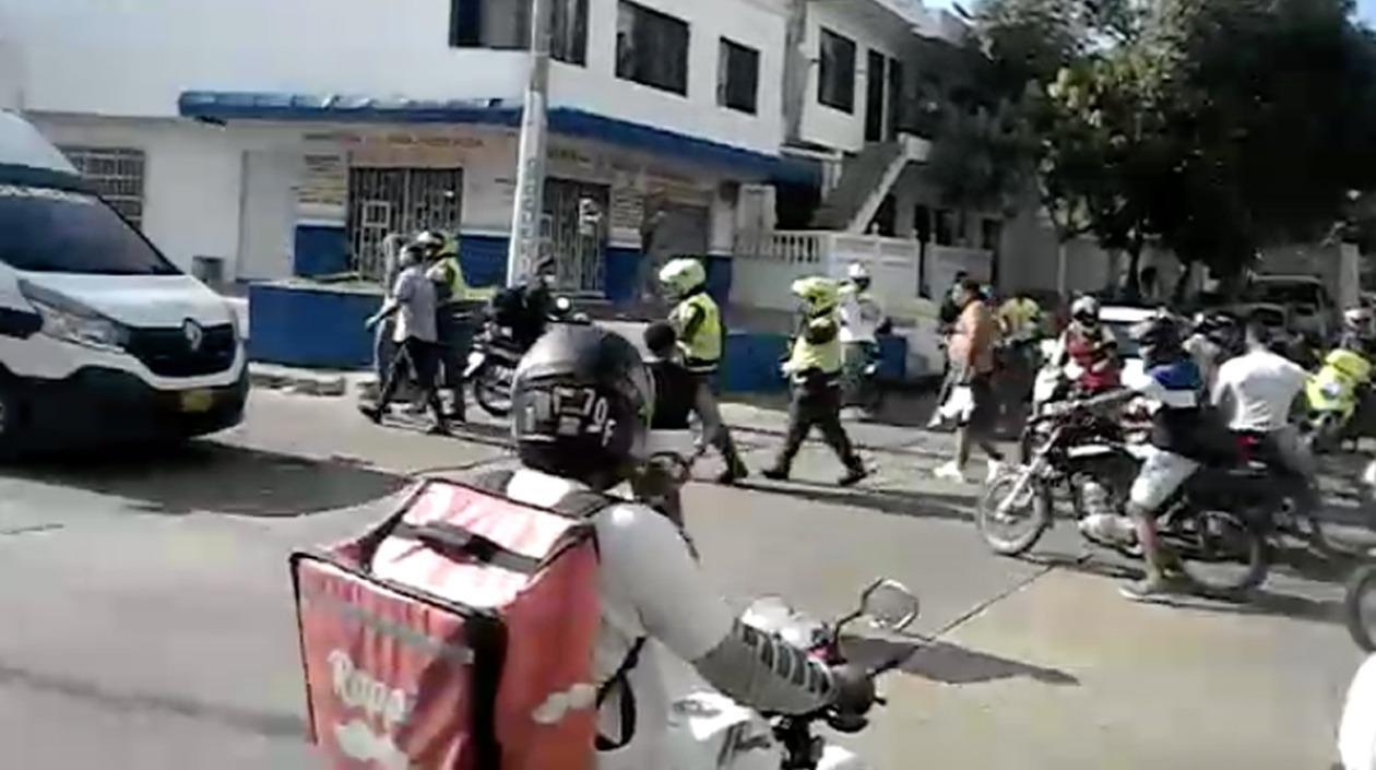 Los capturados cuando son conducidos a una patrulla de la Policía. 