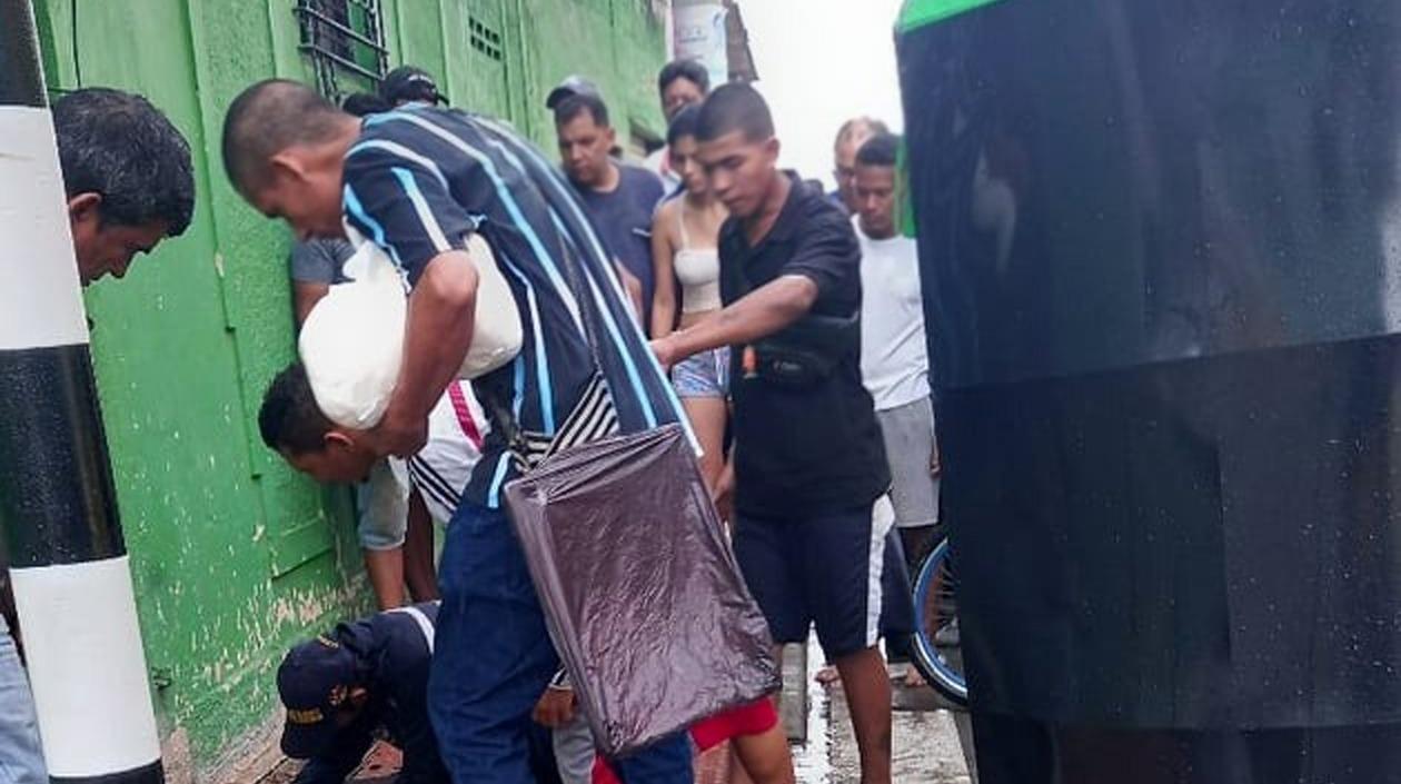 Varias personas auxiliaron al bicitaxista tras quedar tendido en el lugar. 