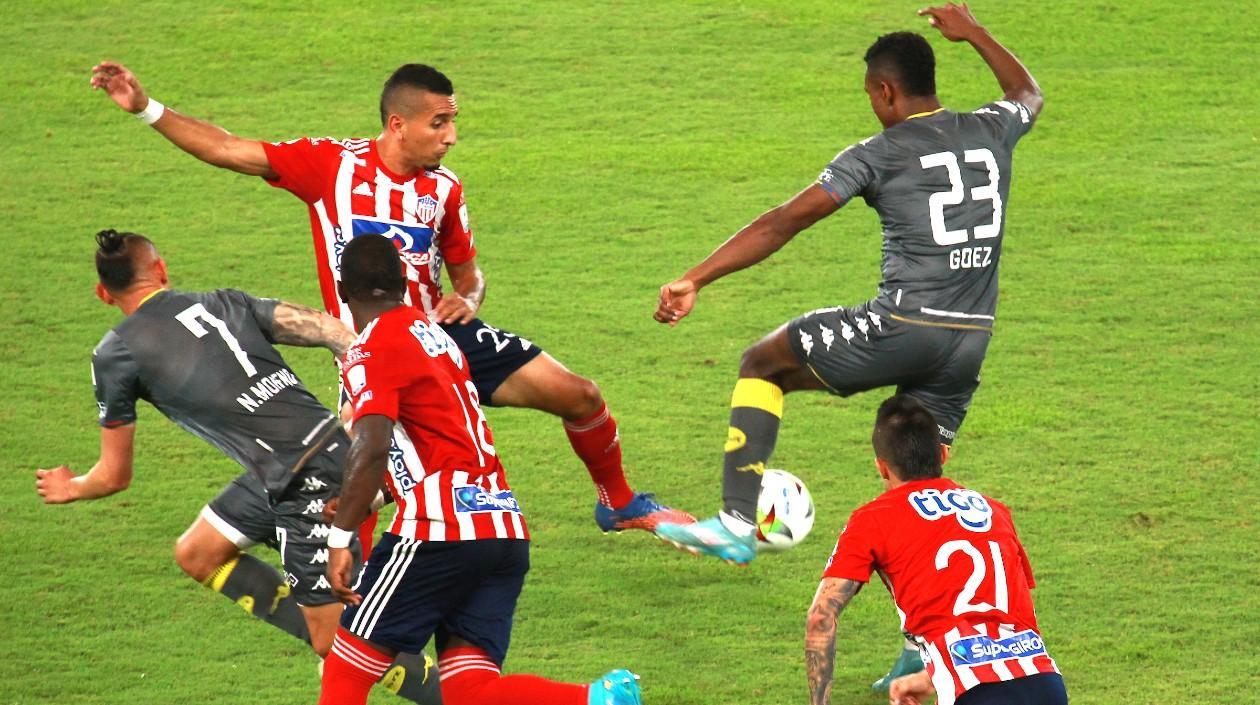 Acción del partido entre Junior y  Santa Fe. 