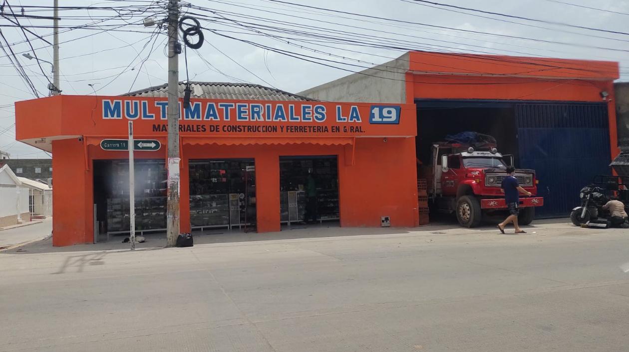 La ferretería atacada.