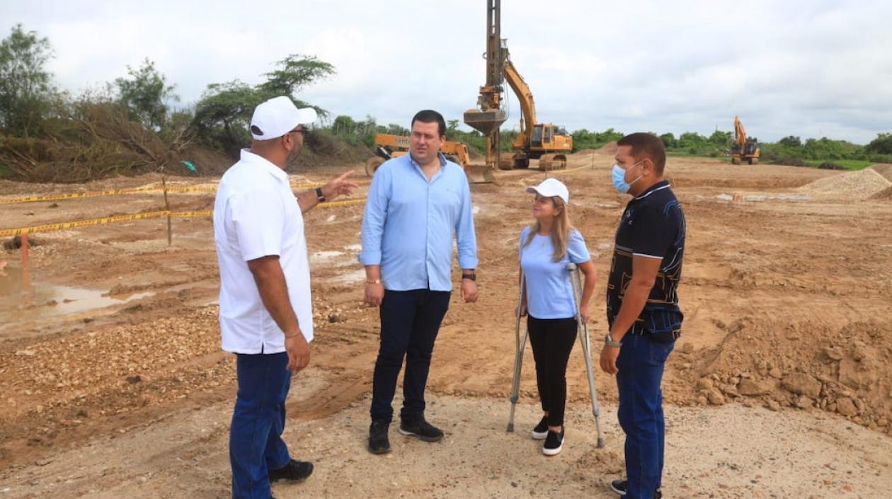 La Gobernadora Elsa Noguera visitando el sitio de las obras.