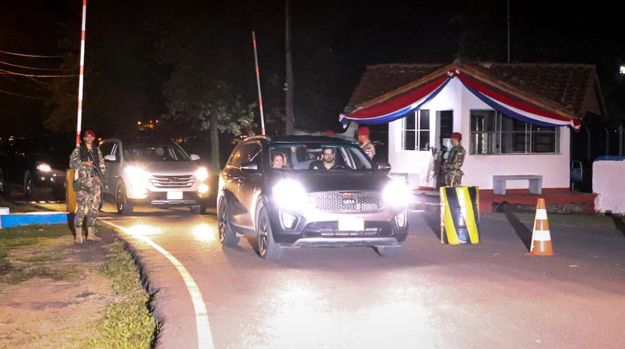 Vehículo que transporta a la viuda del Fiscal desde el aeropuerto paraguayo.