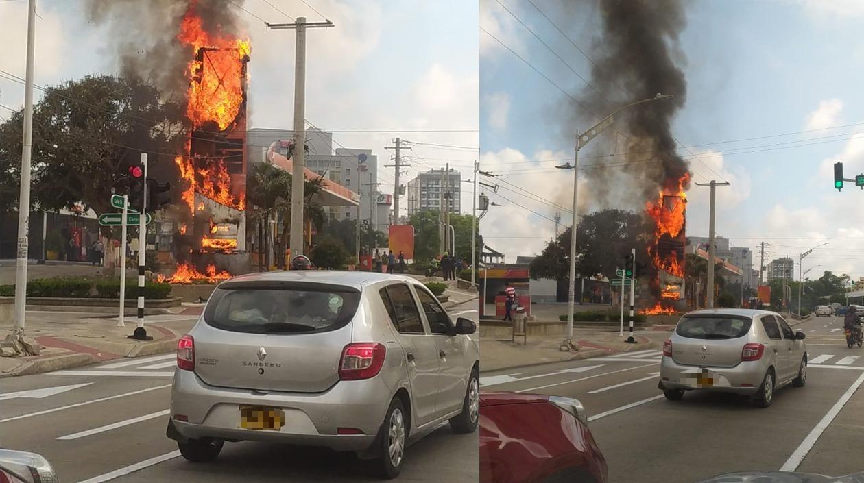 Las llamas cuando consumían el aviso digital de la estación de gasolina. 