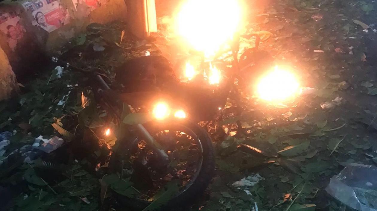 La motobomba en pleno fuego.