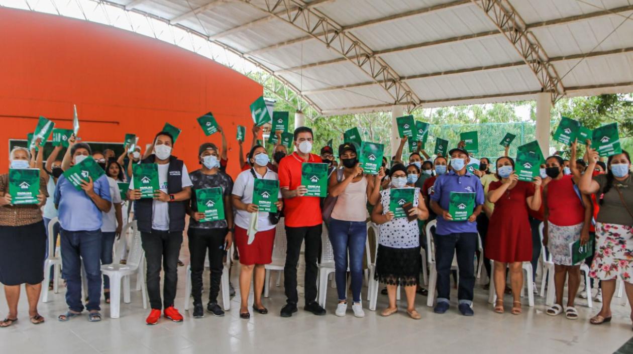 El alcalde Rodolfo Ucrós con las familias beneficiadas. 