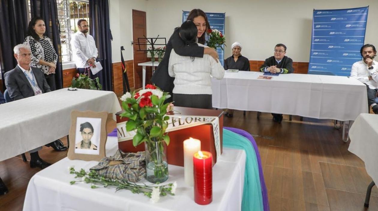 Momento del acto con la familia.