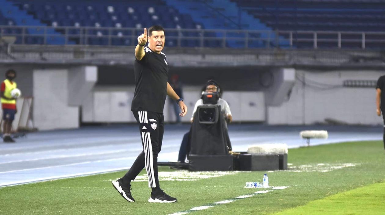 El DT Juan Cruz Real dirigiendo esta noche en el Metropolitano.