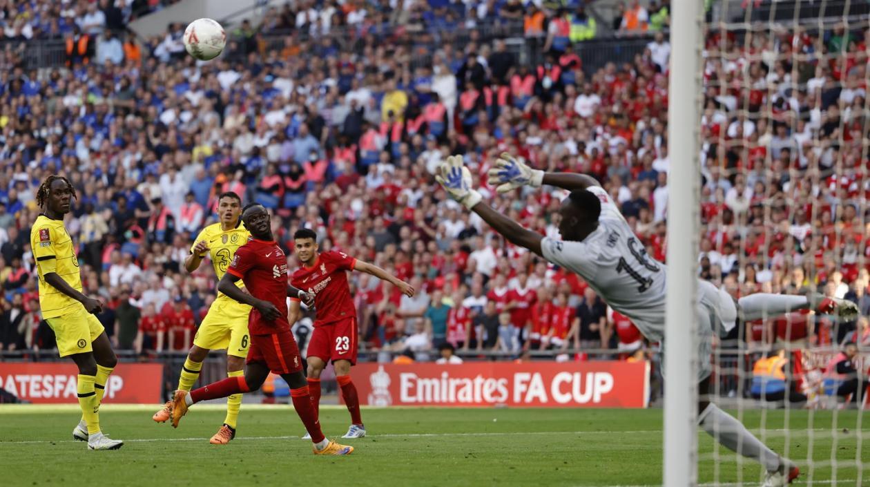 Disparo de Luis Díaz que casi es gol. 