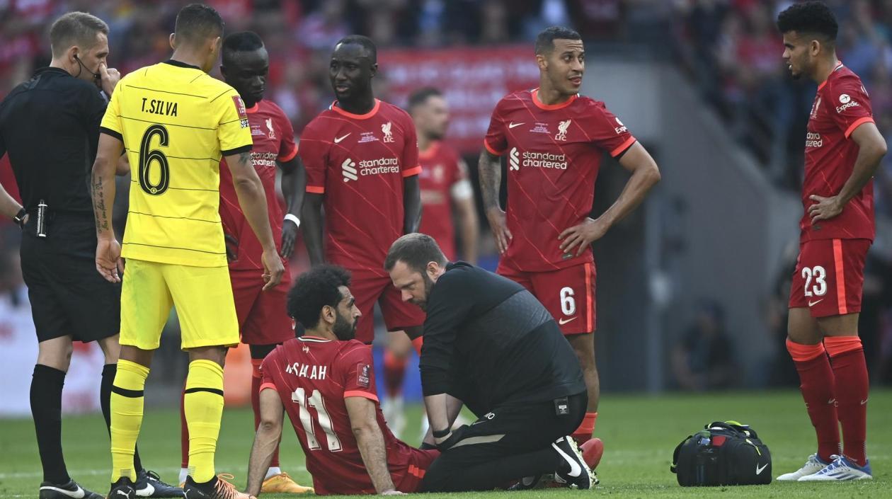 Mohamed Salah, tendido en el suelo, lesionado. 