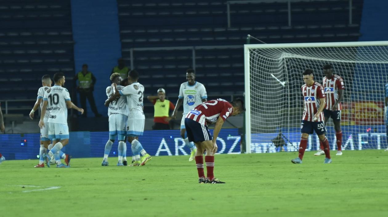 Jugadores de Jaguares celebran con la decepción en la cara de los jugadores de Junior. 