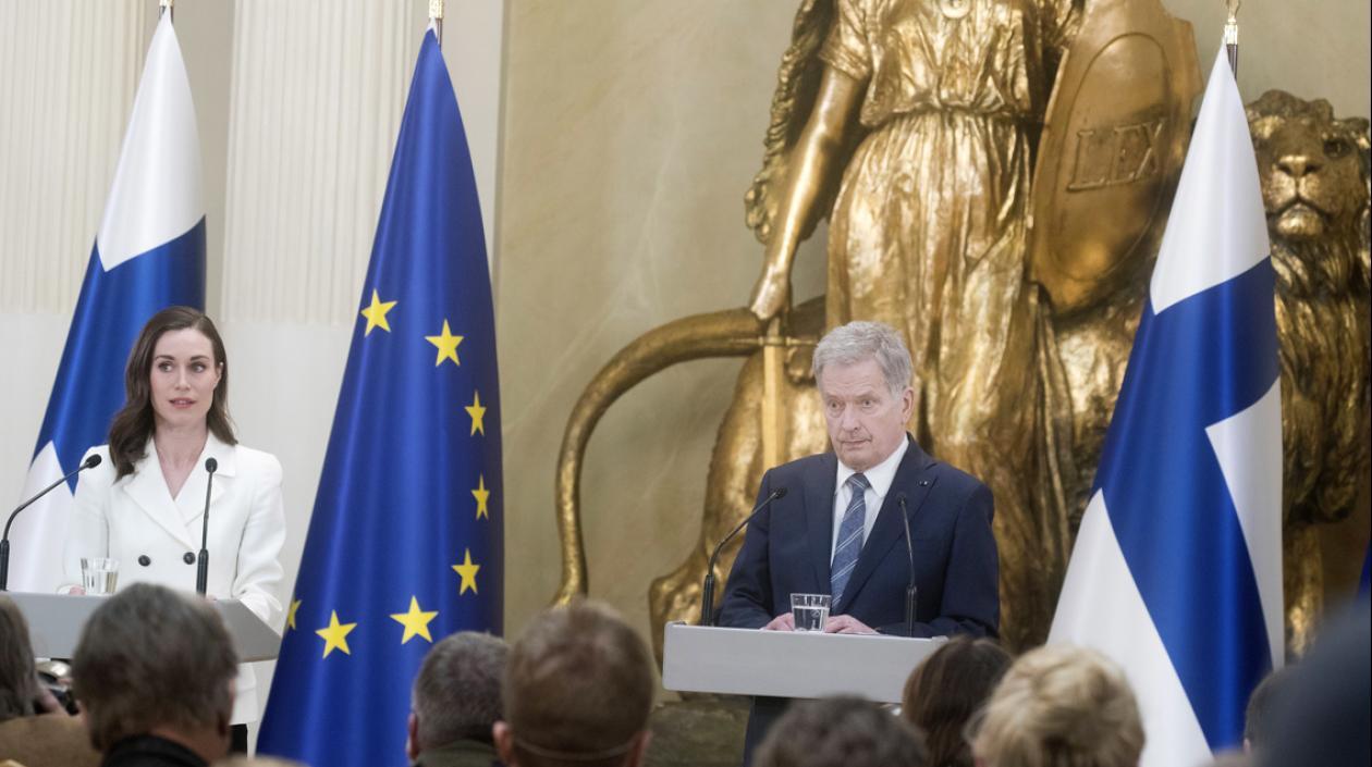 La primera ministra, Sanna Mari, y el presidente de Finlandia, Sauli Niinisto, hablan con los medios en Helsinki, Finlandia.