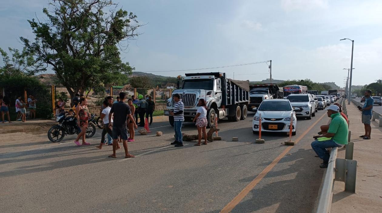 Gigante trancón en la Vía al Mar por bloqueo en Salgar