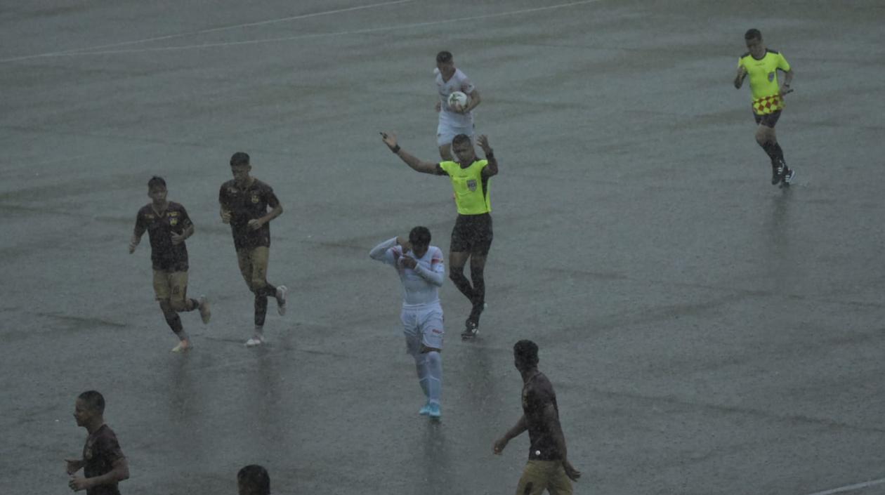 Momento en que se suspende el partido. 