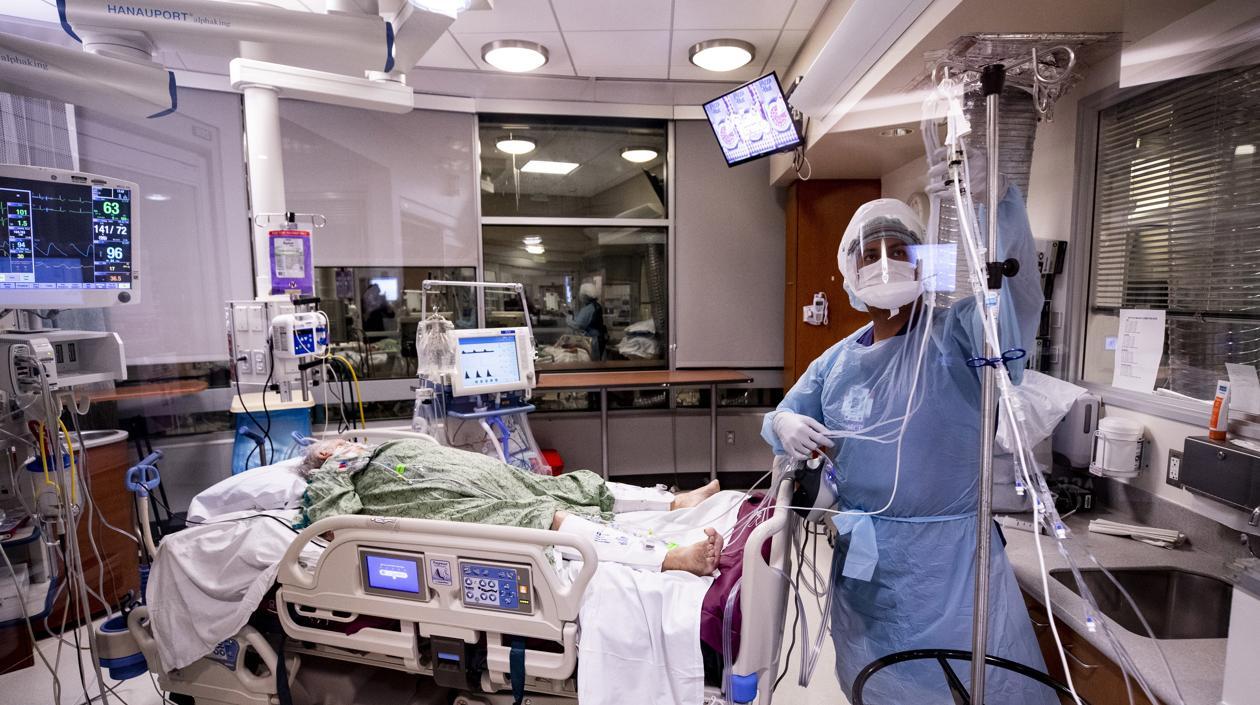 Una enfermera atiende a un paciente de Covid-19 en EE.UU.