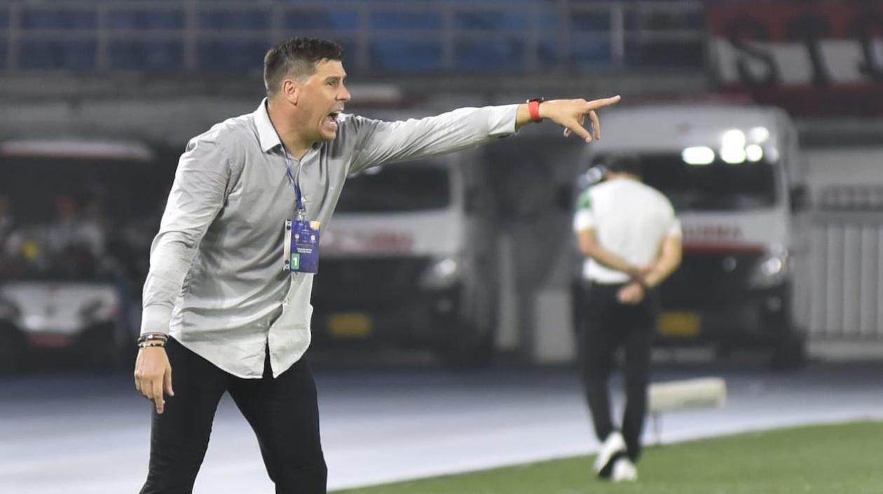 Juan Cruz Real dirigiendo en el Metropolitano ante Oriente Petrolero.