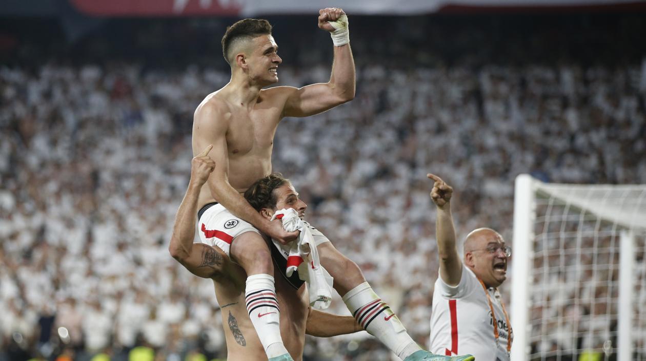 Rafael Santos Borré celebra tras vencer al Glasgow Rangers en la final de la Liga Europa