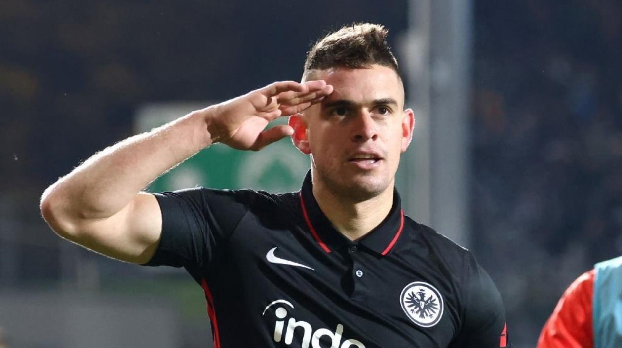 Rafael Santos Borré hace el festejo del 'comandante'. 