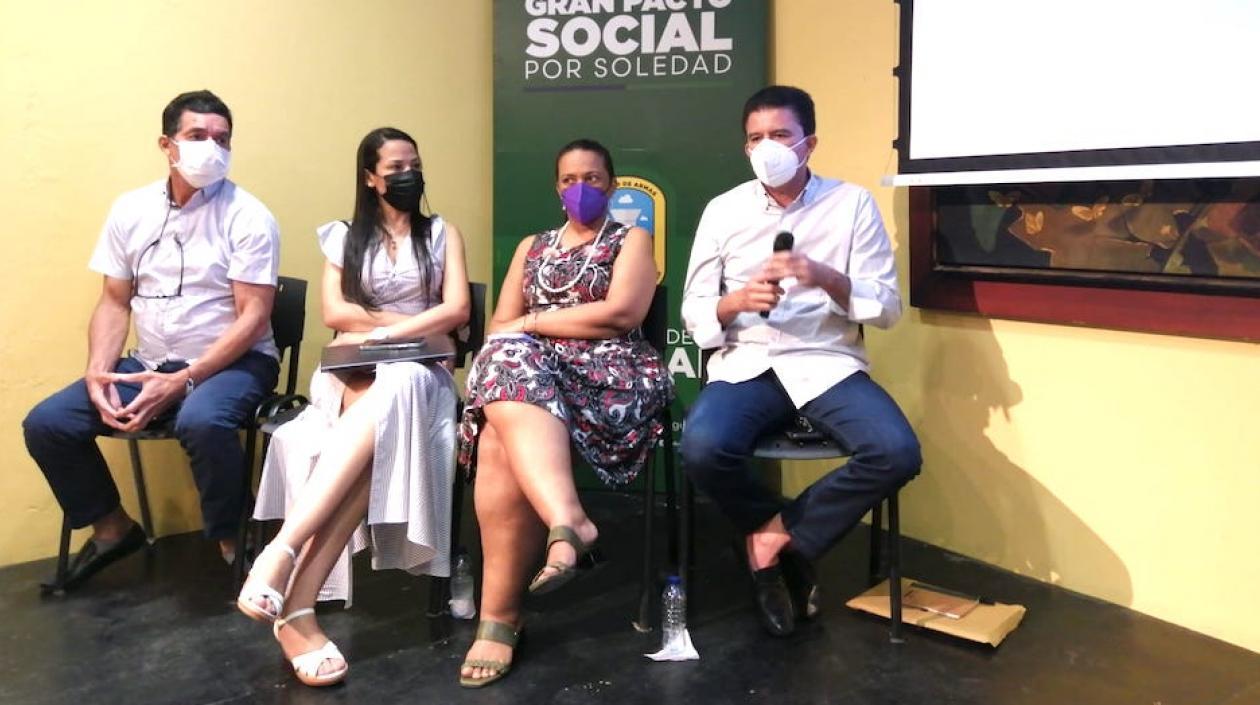 El Alcalde Rodolfo Ucrós, explicando la iniciativa.