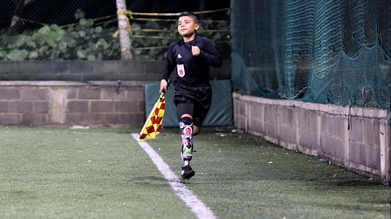 Jesús Adrián González en su papel como juez de línea. 