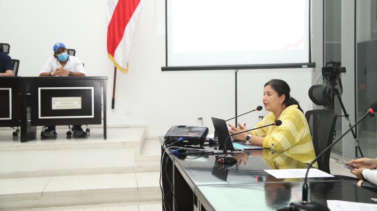 La Secretaria de Infraestructura, Nury Logreira, explicando los proyectos.