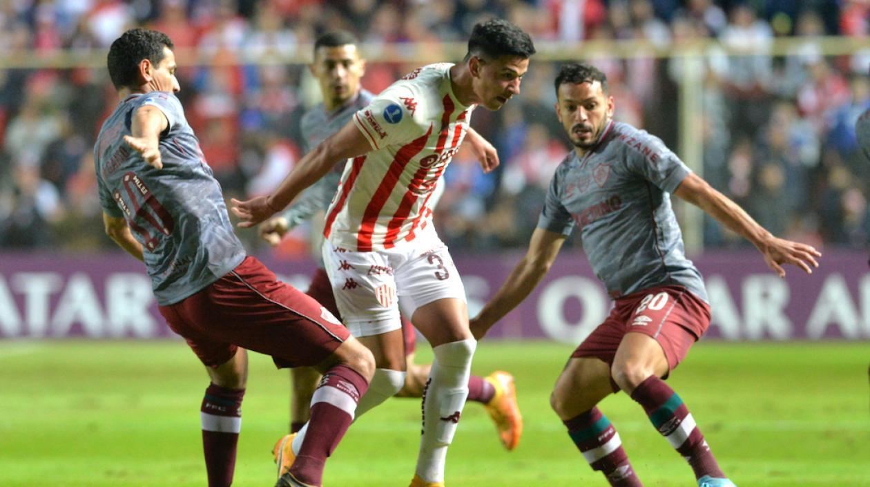 Lucas Esquivel de Unión disputando un balón con Ganso de Fluminense.