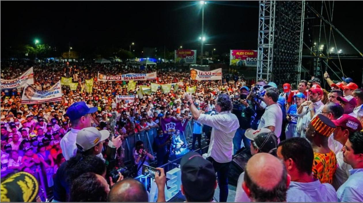 Federico Gutiérrez, candidato de Equipo por Colombia, y su fórmula vicepresidencial Rodrigo Lara, en el cierre de campaña en Barranquilla.