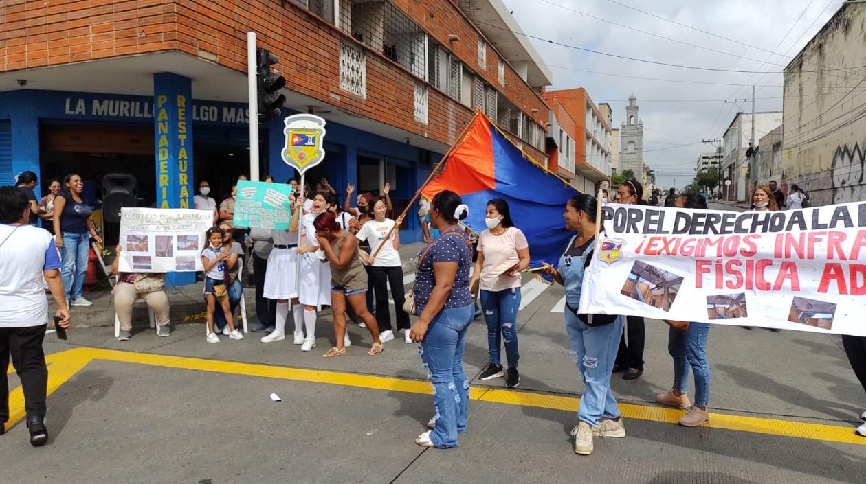Comunidad del Colegio Mayor de Barranquilla protesta en la Calle Murillo. 