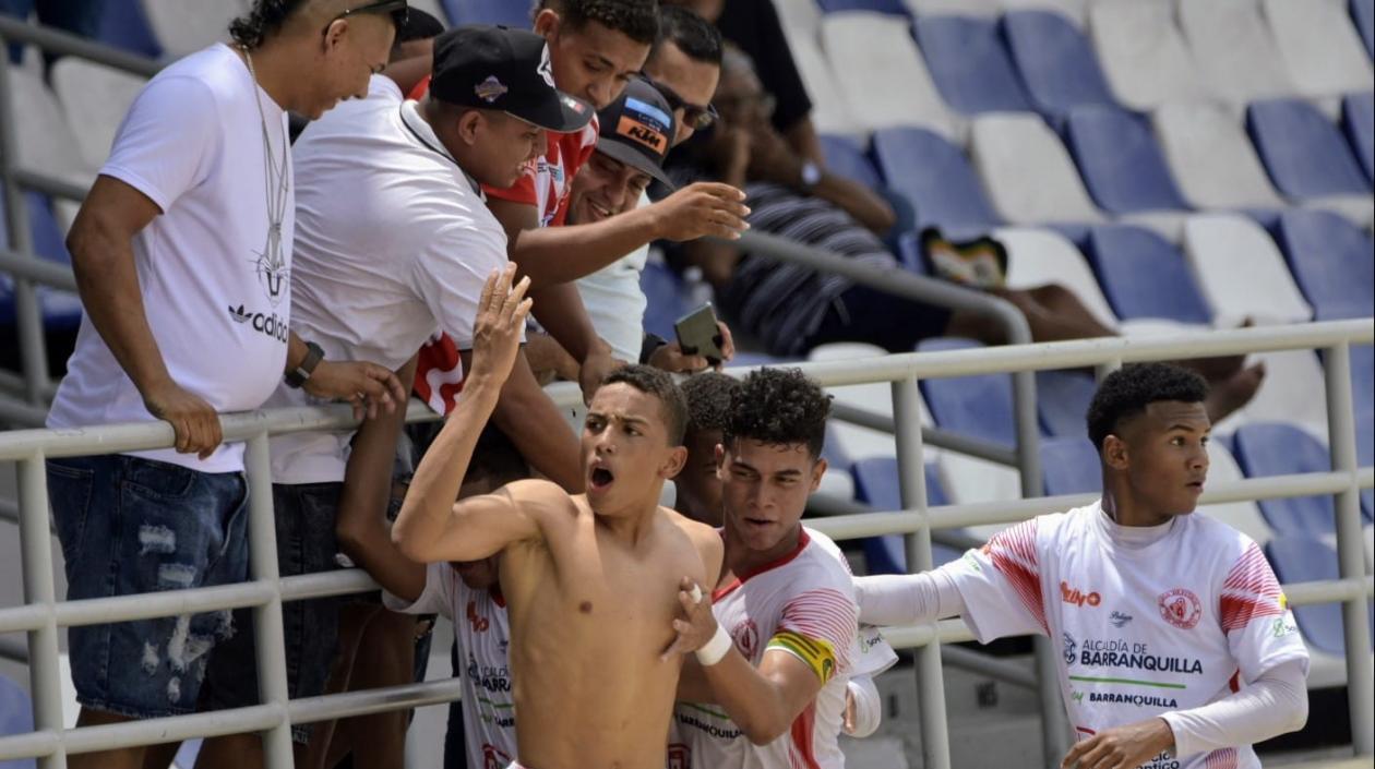 Jugadores de Atlántico celebran el gol del triunfo. 