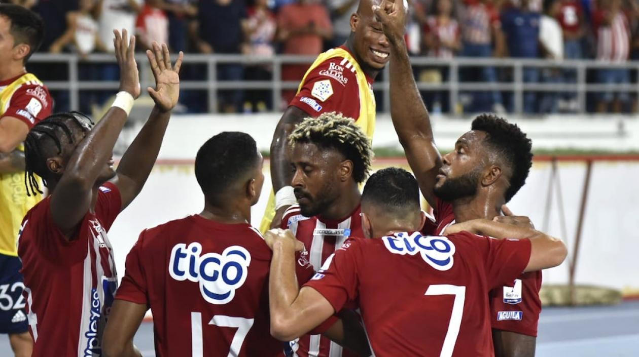 Miguel Ángel Borja celebrando el gol con sus compañeros.