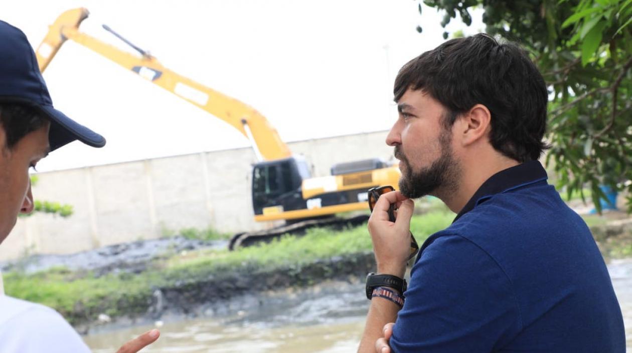El Alcalde Jaime Pumarejo inspeccionando los trabajos.