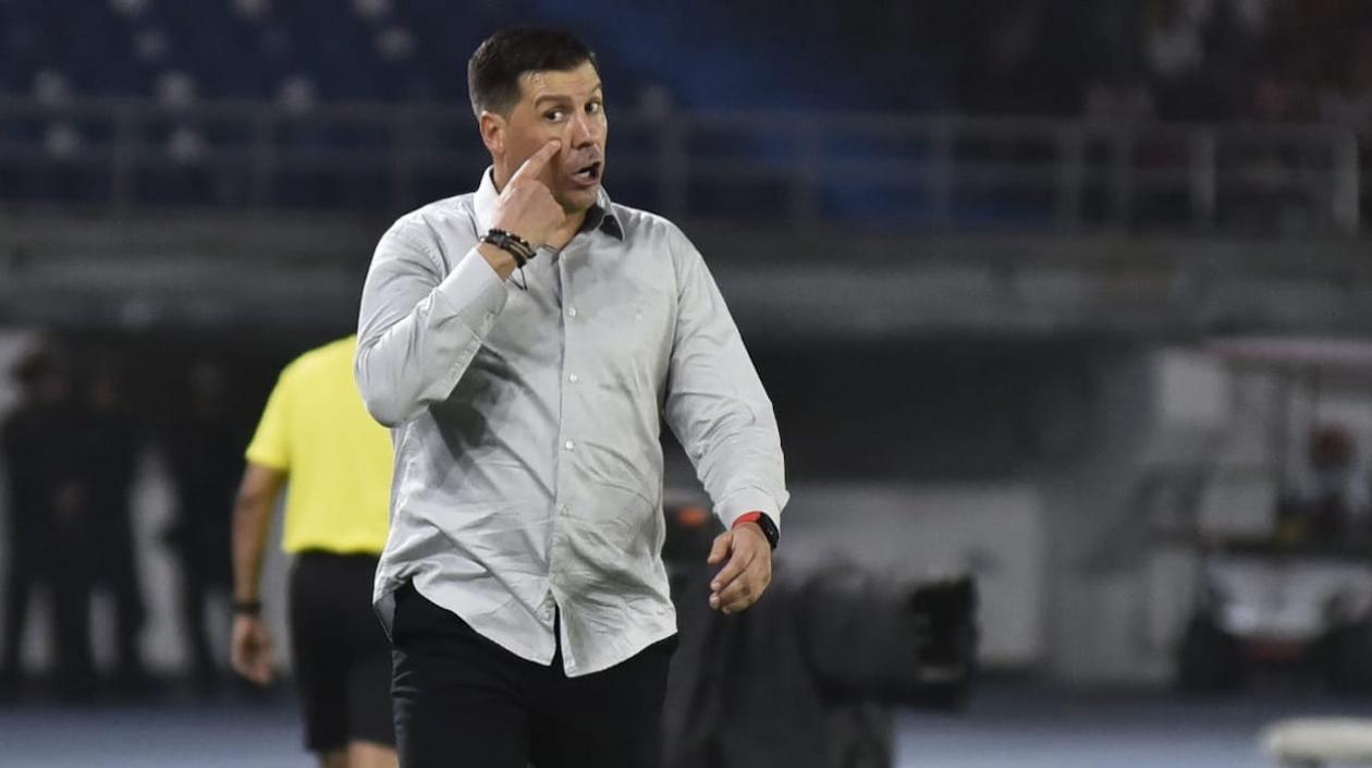 El DT del Junior Juan Cruz Real dirigiendo esta noche frente a Atlético Nacional,