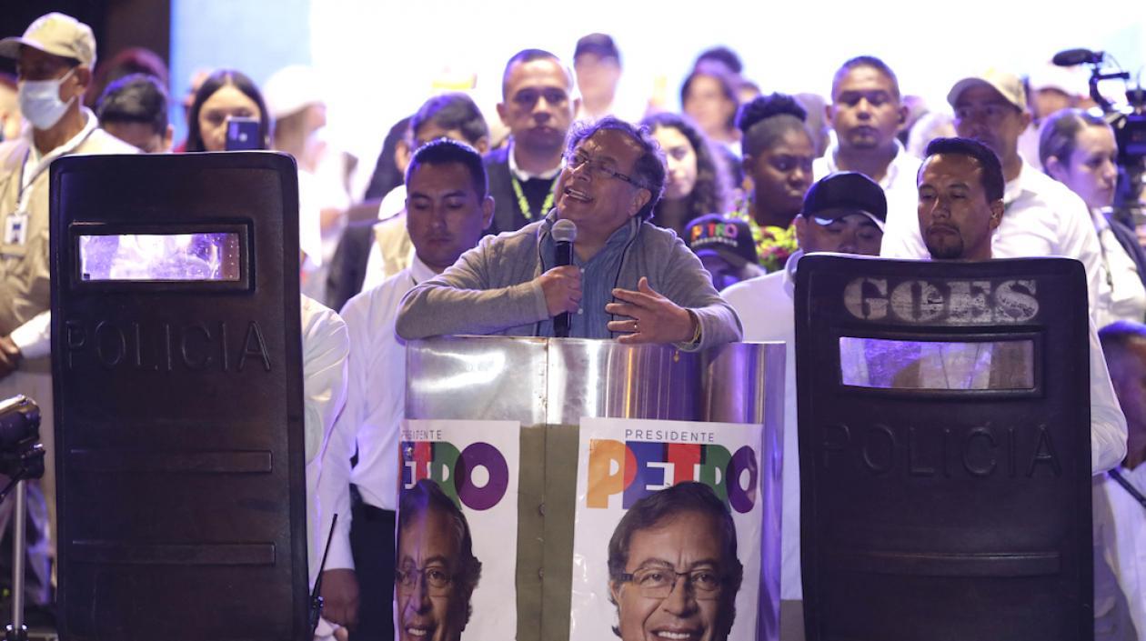 Gustavo Petro cerrando campaña en la Plaza de Bolívar en Bogotá.