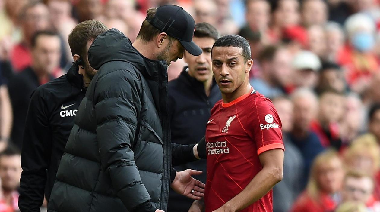 Thiago conversa con Klopp. 