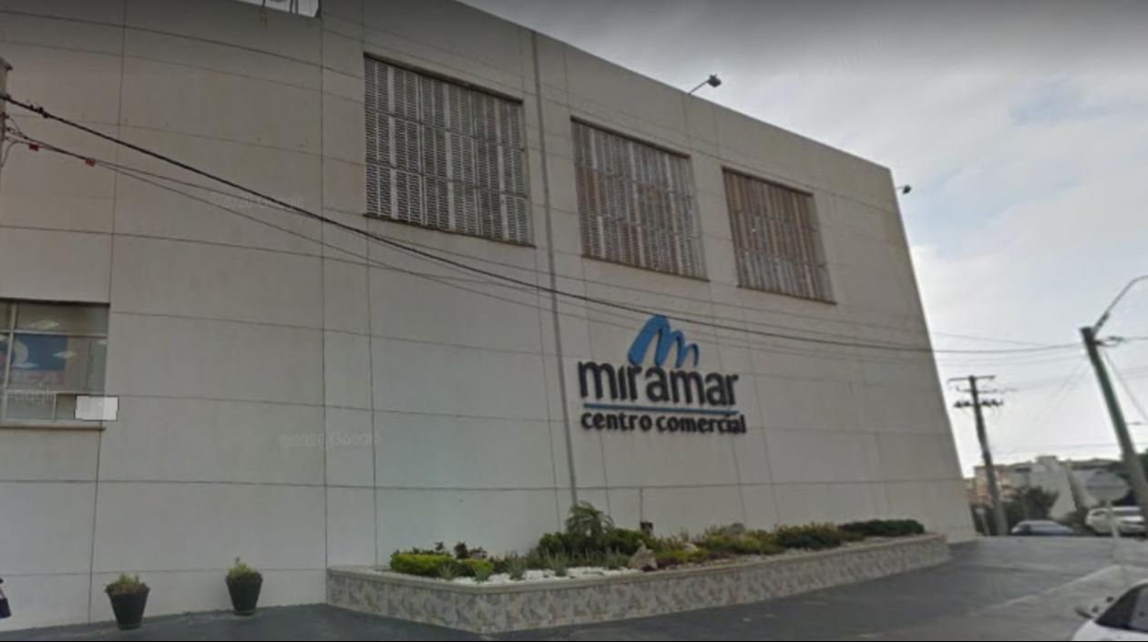 La sucursal de Bancolombia está ubicado dentro del centro comercial Miramar. 