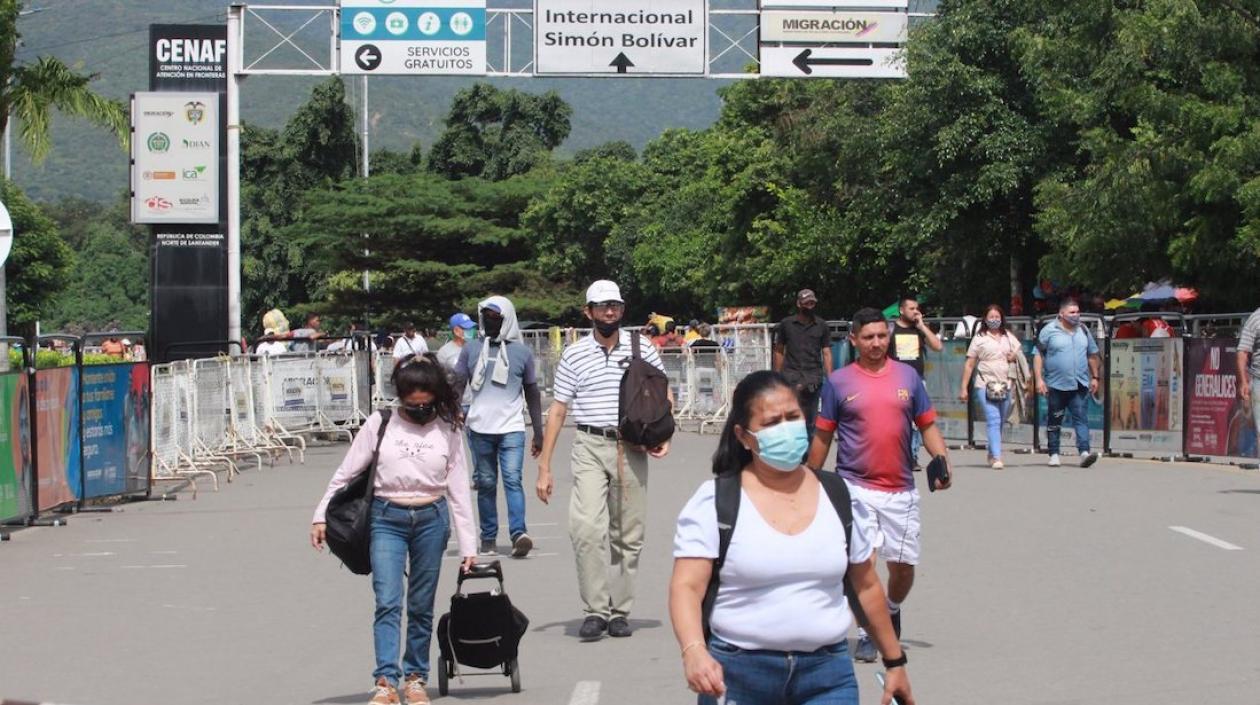 Colombianos cruzando el Puente Internacional Simón Bolívar para votar y aprovisionarse.