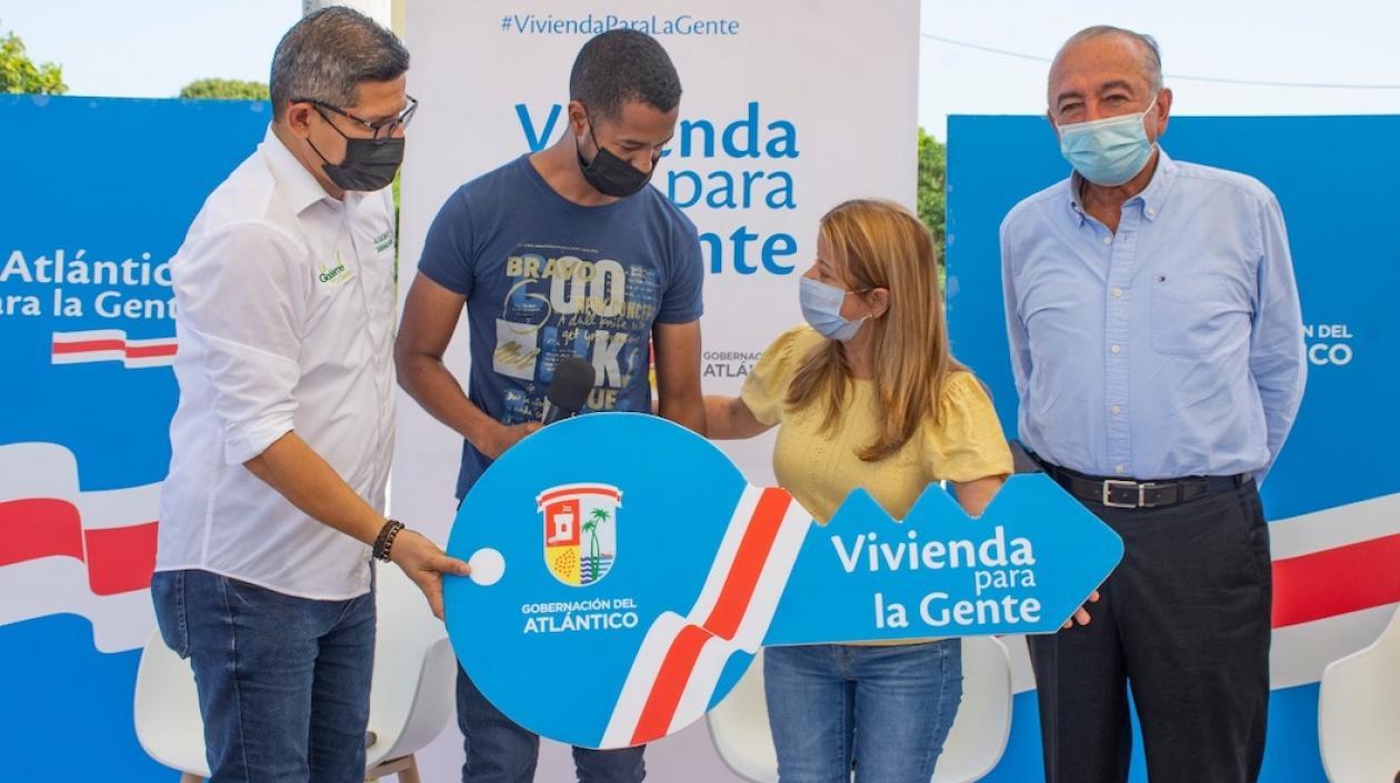 La Gobernadora Elsa Noguera durante la entrega de nuevos subsidios de vivienda.